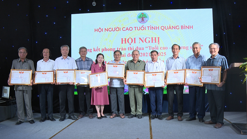 Các cá nhân có thành tích xuất sắc được nhận bằng khen của Trung ương Hội Người cao tuổi Việt Nam.