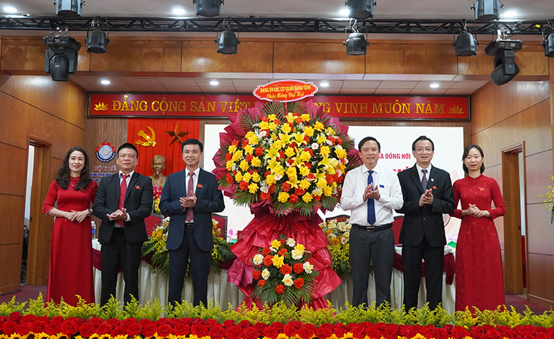 ồng chí Phó Bí thư Đảng ủy các cơ quan Đảng tỉnh Phạm Tiến Nam tặng hoa chúc mừng đại hội.