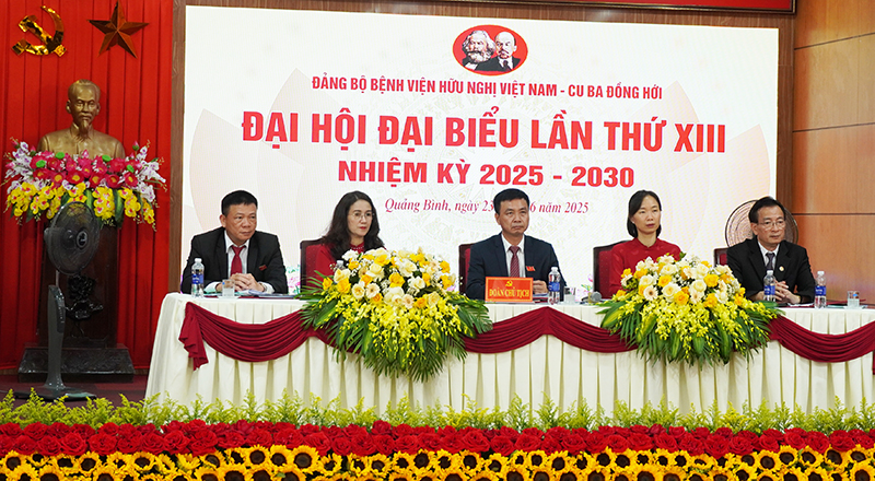 Đoàn Chủ tịch điều hành đại hội.