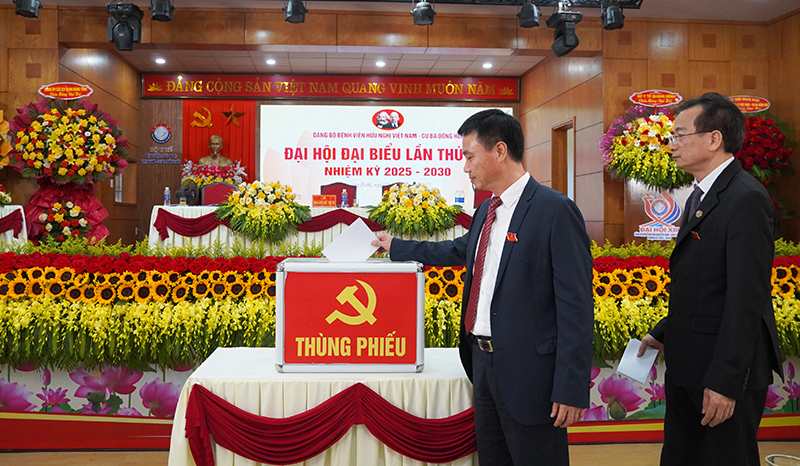 Các đại biểu bỏ phiếu bầu Ban Chấp hành Đảng bộ Bệnh viện hữu nghị Việt Nam-Cuba Đồng Hới nhiệm kỳ 2025-2030.