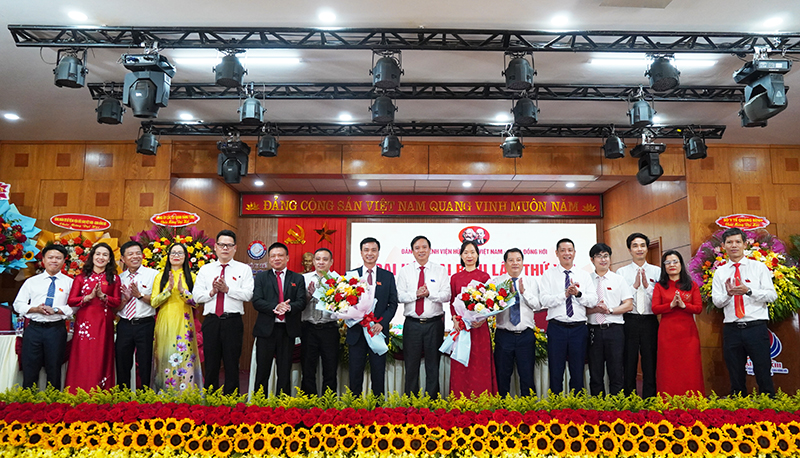 Đồng chí Phó Bí thư Đảng ủy các cơ quan Đảng tỉnh Phạm Tiến Nam tặng hoa chúc mừng Ban Chấp hành Đảng bộ Bệnh viện hữu nghị Việt Nam-Cuba Đồng Hới nhiệm kỳ 2025-2030.