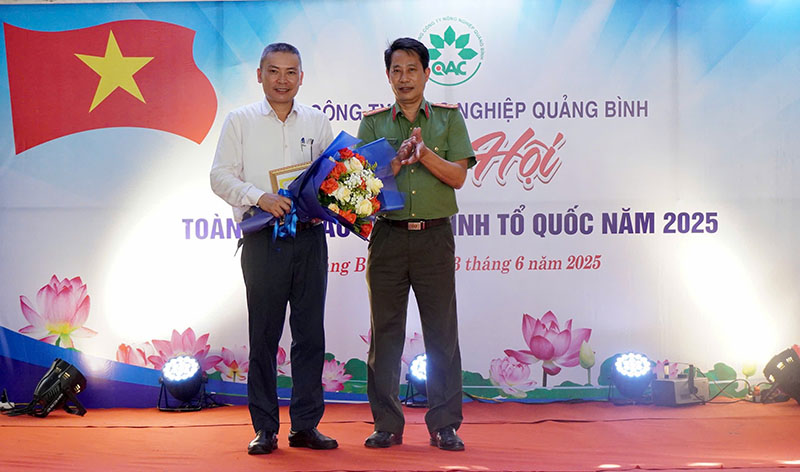 Đại diện Công an tỉnh tặng giấy khen cho tập thể Tổng công ty Nông nghiệp Quảng Bình.