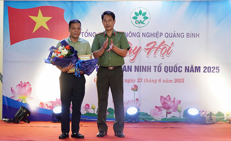 Tặng giấy khen cho cá nhân có thành tích xuất sắc trong phong trào “Toàn dân bảo vệ an ninh Tổ quốc” năm 2025.