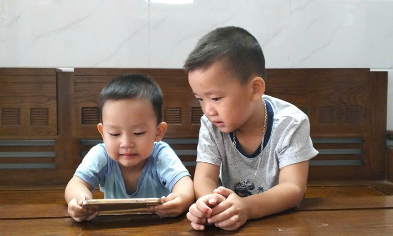 Việc xem các thiết bị điện tử quá nhiều sẽ ảnh hưởng đến sức khỏe của trẻ.