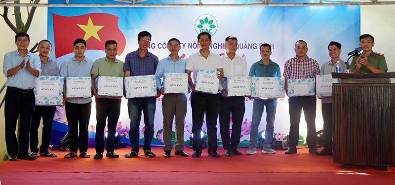 Tặng quà của Ban chỉ đạo 138 tỉnh cho các cá nhân có nhiều thành tích trong phong trào.