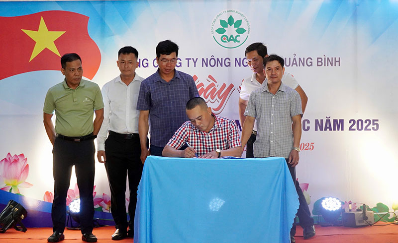 Đại diện các đơn vị ký cam kết tham gia bảo vệ an ninh trật tự và xây dựng phong trào “Toàn dân bảo vệ an ninh Tổ quốc” thời gian tới.