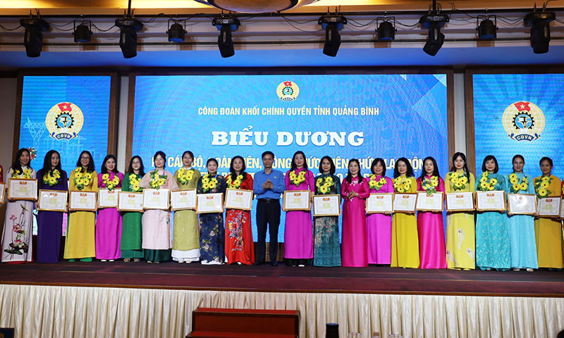 Biểu dương, khen thưởng nữ cán bộ, đoàn viên, công chức, viên chức, lao động tiêu biểu trong phong trào thi đua “Giỏi việc nước, đảm việc nhà”.