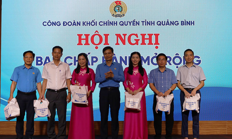 Tặng quà chia tay các Ủy viên BCH, Ủy viên Ủy ban Kiểm tra Công đoàn Khối Chính quyền tỉnh.