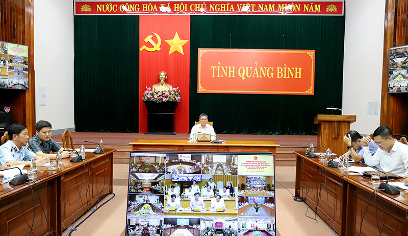 Đồng chí Phan Phong Phú, Phó Chủ tịch UBND tỉnh tham dự hội nghị tại điểm cầu Quảng Bình.