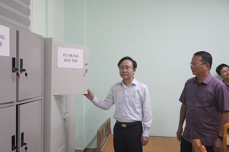 Đồng chí Phó Chủ tịch UBND tỉnh Hoàng Xuân Tân yêu cầu các điểm thi rà soát thật kỹ các nội dung để điều chỉnh kịp thời. 