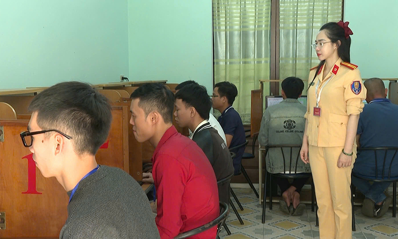 Các thi sinh thi phần lý thuyết dưới sự giám sát của cán bộ Phòng CSGT, Công an tỉnh.
