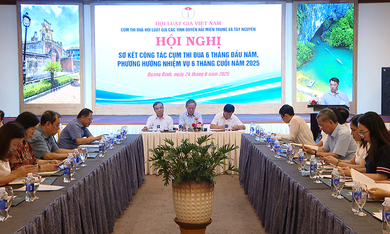 Đại diện Cụm Thi đua Hội luật gia các tỉnh, thành phố duyên hải miền Trung và Tây Nguyên phát biểu tại hội nghị.