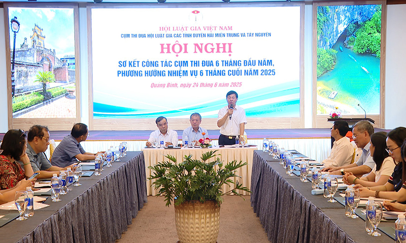 Đại diện Hội Luật gia tỉnh Quảng Bình phát biểu tại hội nghị.