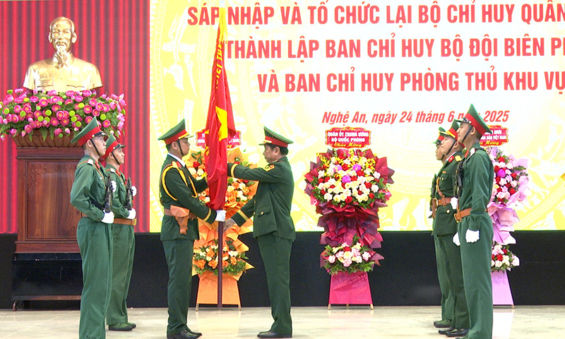 Đồng chí Trung tướng Hà Thọ Bình, Tư lệnh Quân khu trao Quân kỳ Quyết thắng cho Ban Chỉ huy Phòng thủ 2-Quảng Ninh thuộc Bộ CHQS tỉnh Quảng Trị.