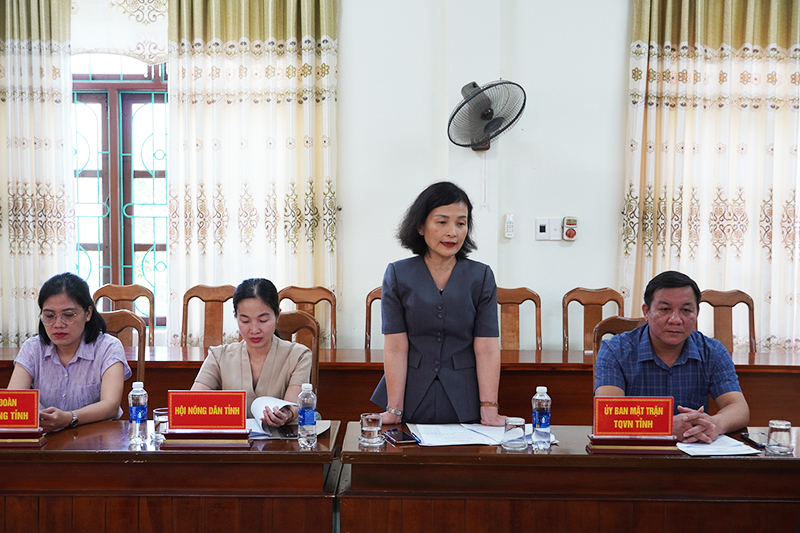 Các đại biểu tham luận tại hội nghị.