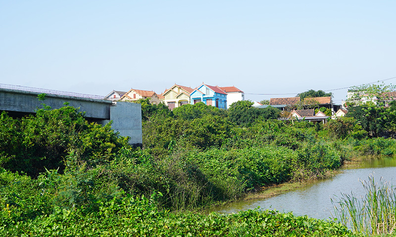  Do chưa có mặt bằng nên tuyến đường dẫn vào 2 đầu cầu Nhật Lệ 3 chưa thể thi công được.