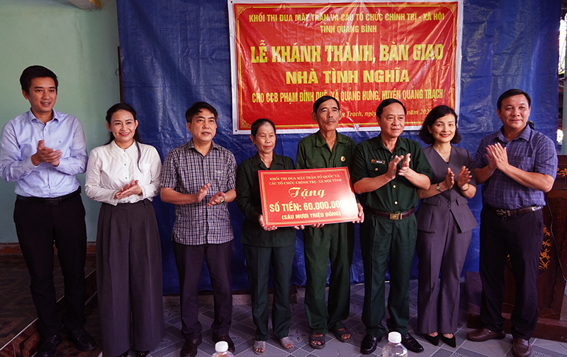 Đại diện Khối Thi đua Mặt trận và các tổ chức chính trị-xã hội tỉnh trao biển hỗ trợ kinh phí xây dựng nhà cho cựu chiến binh Phạm Đình Duệ.