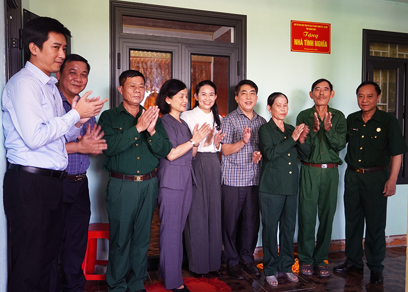 Đại diện Khối Thi đua Mặt trận và các tổ chức chính trị-xã hội tỉnh bàn giao nhà tình nghĩa cho cựu chiến binh Phạm Đình Duệ.