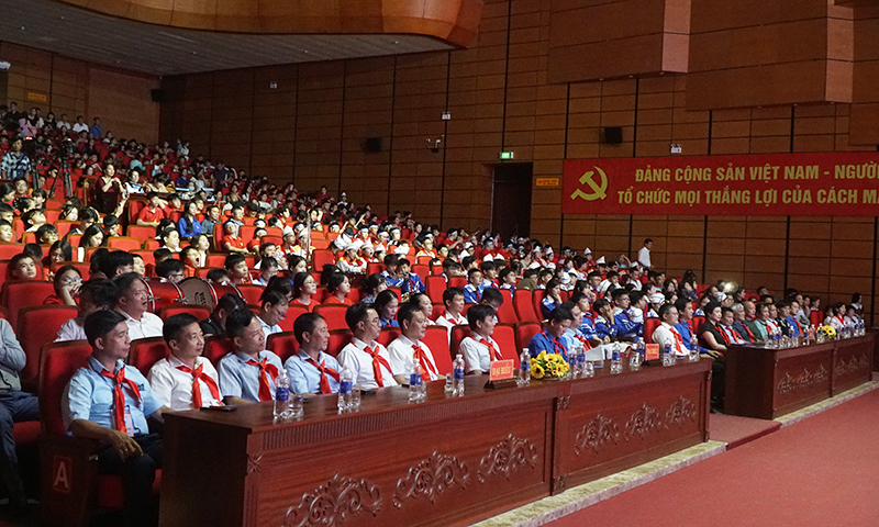 Các đại biểu dự chương trình.