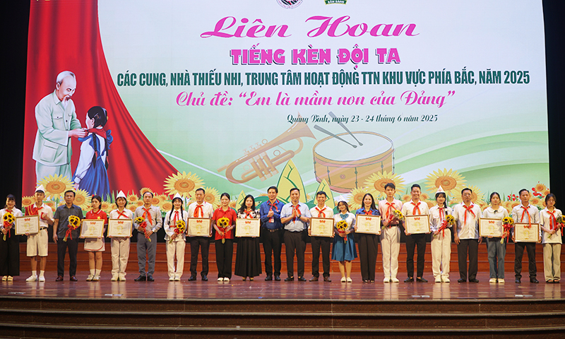 10 đơn vị đạt thành tích xuất sắc tham gia Liên hoan được nhận Bằng khen của Hội đồng Đội Trung ương.