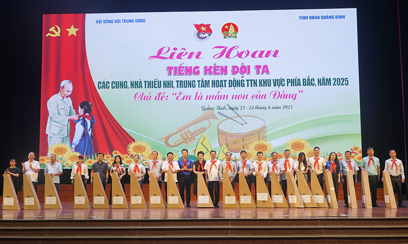 Nhà tài trợ tặng quà cho 21 đơn vị tham gia Liên hoan.