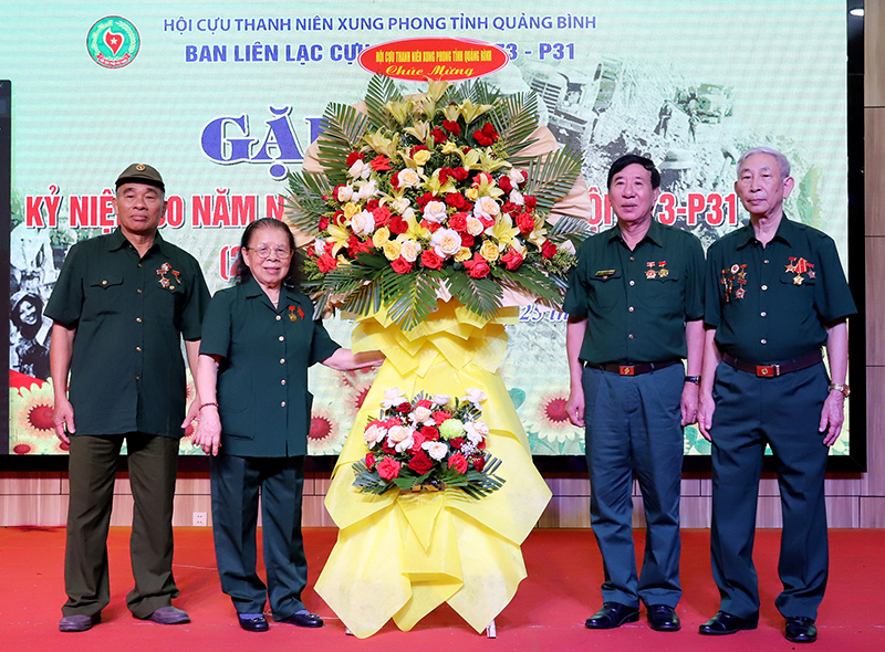 Lãnh đạo Hội cựu TNXP tỉnh tặng hoa chúc mừng cựu TNXP Đội N73-P31.