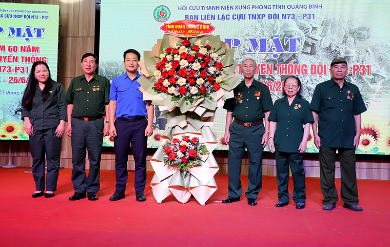 Lãnh đạo Tỉnh đoàn tặng hoa chúc mừng cựu TNXP Đội N73-P31.