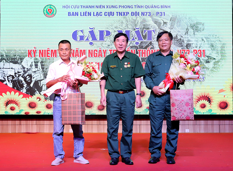 Trao quà cho thân nhân gia đình hai Anh hùng Nguyễn Thị Nậy và Đinh Thị Thu Hiệp tại lễ kỷ niệm.