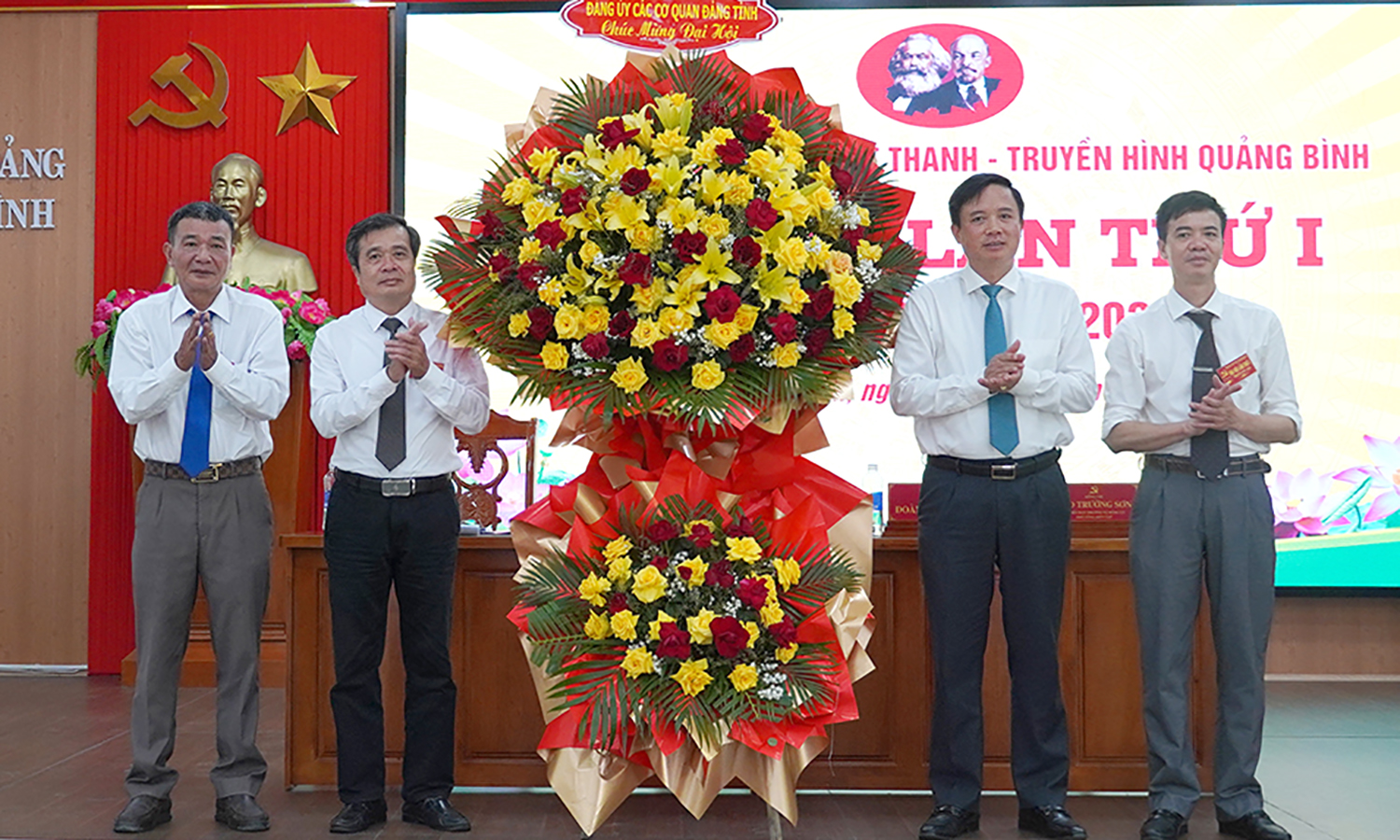 Đồng chí Phó Bí thư Đảng ủy các cơ quan Đảng tỉnh Phạm Tiến Nam tặng hoa chúc mừng đại hội.