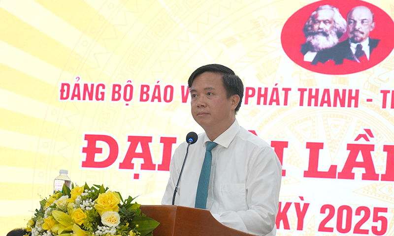 Đồng chí Phó Bí thư Đảng ủy các cơ quan Đảng tỉnh Phạm Tiến Nam phát biểu chỉ đạo tại đại hội.