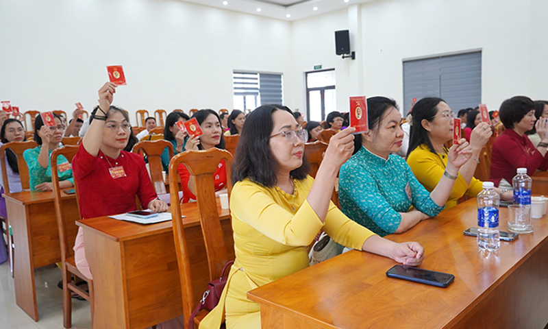 Các đại biểu biểu quyết thông qua Nghị quyết Đại hội.