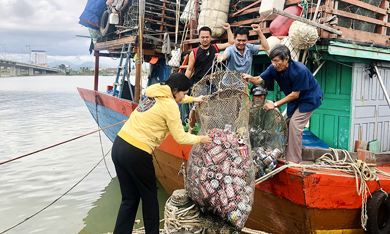 Mô hình thu gom rác thải từ biển về bờ được Hội Liên hiệp Phụ nữ xã Bảo Ninh (TP. Đồng Hới) triển khai hiệu quả.   