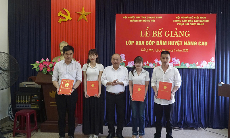 Trao chứng chỉ cho học viên.