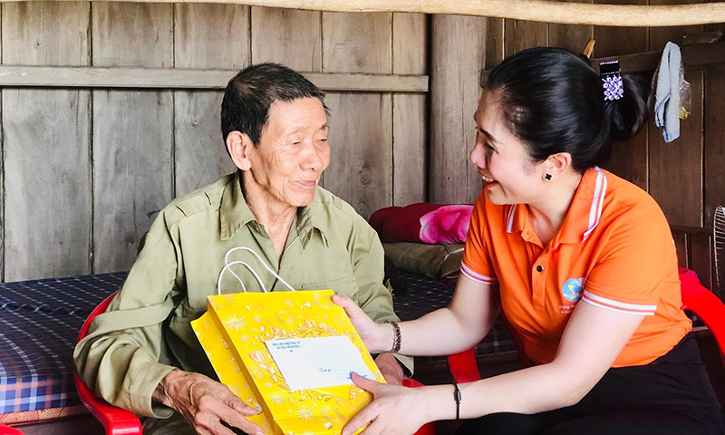Đại diện lãnh đạo Hội LHPN huyện tặng quà cho gia đình chính sách.
