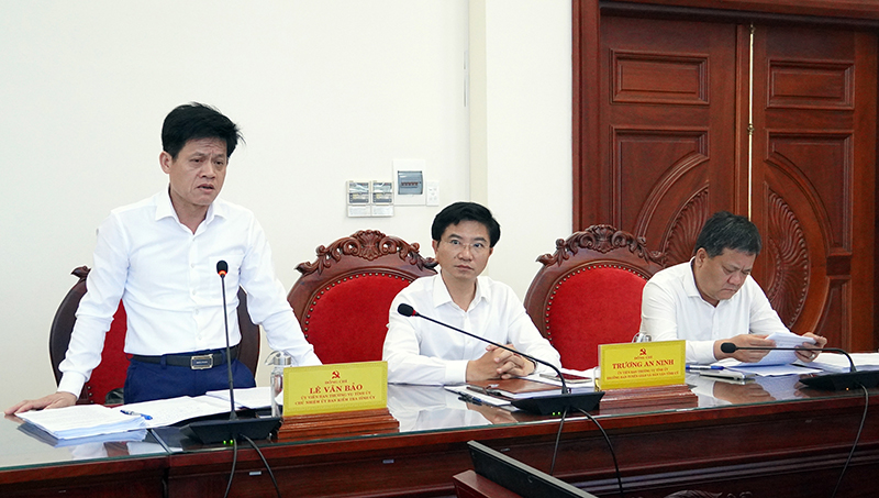 Đồng chí Chủ nhiệm Ủy ban Kiểm tra Tỉnh ủy Lê Văn Bảo thảo luận tại hội nghị