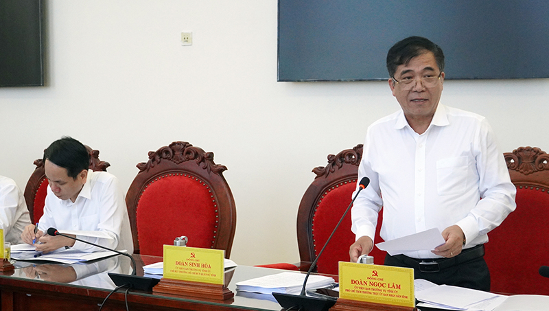 Đồng chí Phó Chủ tịch Thường trực UBND tỉnh Đoàn Ngọc Lâm thảo luận tại hội nghị