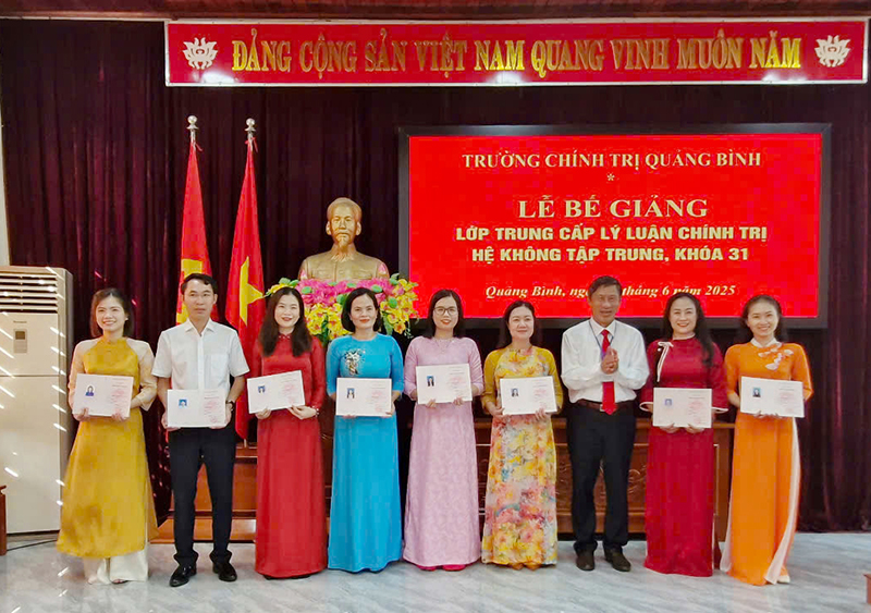 Đại diện lãnh đạo Trường Chính trị tỉnh trao chứng chỉ cho các học viên.