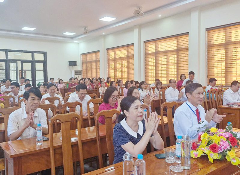 Các đại biểu dự lễ bế giảng.