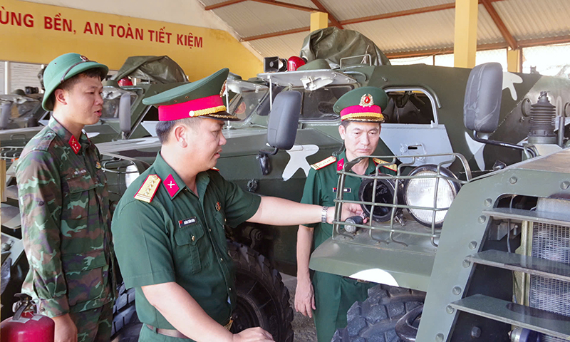 Lãnh đạo Bộ Chỉ huy Quân sự tỉnh kiểm tra phương tiện sẵn sàng cơ động phòng, chống lụt bão.