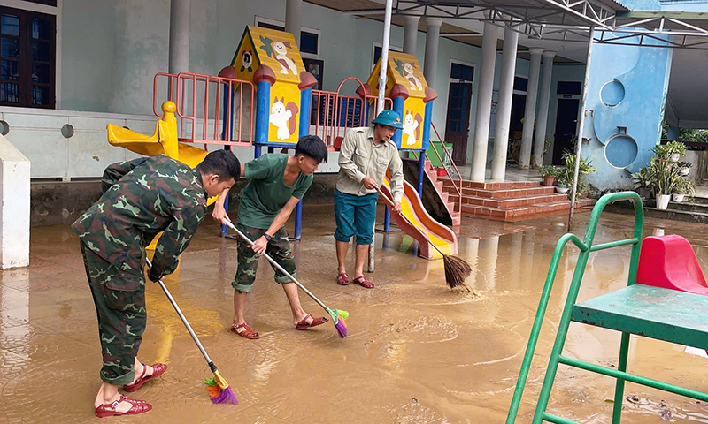 Lực lượng vũ trang huyện Quảng Ninh giúp nhân dân khắc phục hậu quả sau cơn bão số 6 năm 2024.