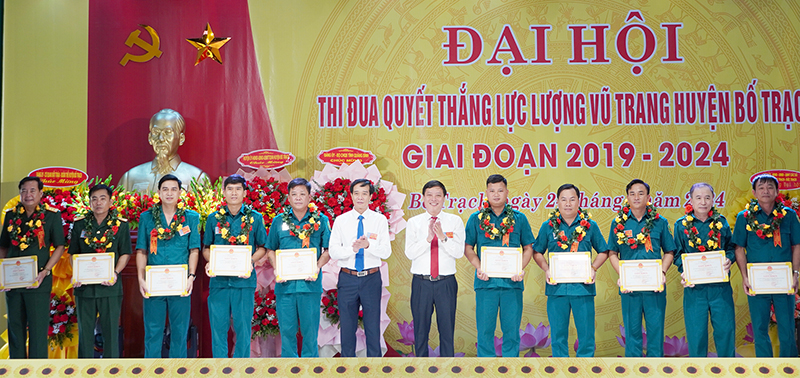 Đồng chí Nguyễn Kim Nghĩa (thứ 3 từ bên phải sang) vinh dự được UBND huyện Bố Trạch tặng giấy khen vì có thành tích xuất sắc trong công tác quân sự, quốc phòng.