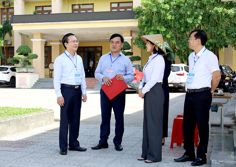 Đồng chí Phó Chủ tịch UBND tỉnh Hoàng Xuân Tân kiểm tra công tác coi thi tại điểm thi Trường THPT Chuyên Võ Nguyênn Giáp.