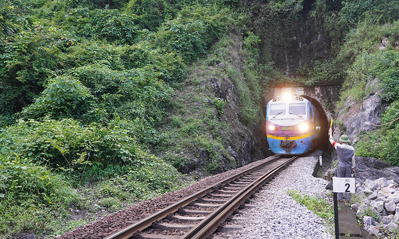  Công nhân tuần hầm Lệ Sơn hướng dẫn tàu qua hầm an toàn.