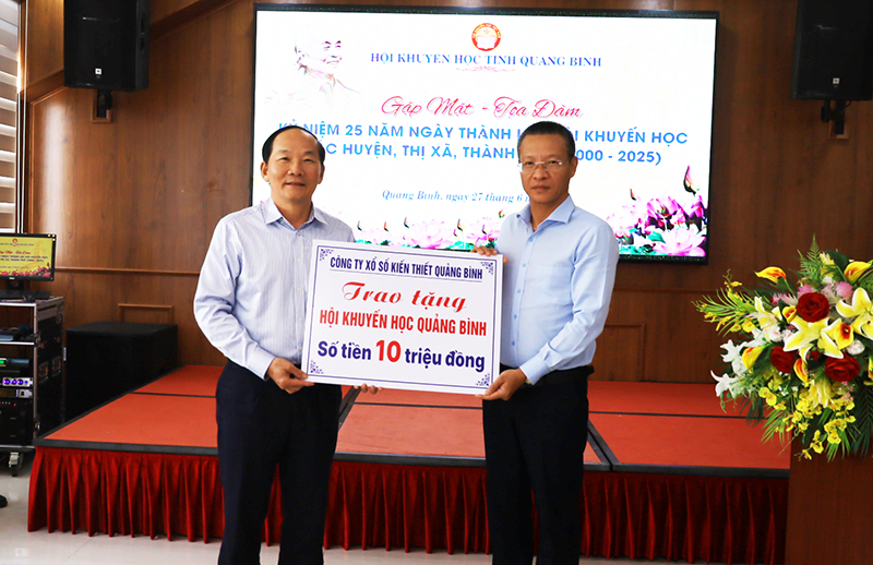 Công ty TNHH MTV Xổ số kiến thiết Quảng Bình đã trao tặng Hội Khuyến học tỉnh 10 triệu đồng.