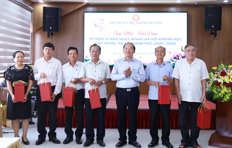  Đại diện lãnh đạo Hội Khuyến học tỉnh trao quà tri ân các đại biểu có nhiều đóng góp.