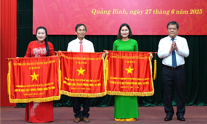 Đồng chí Chủ tịch UBND tỉnh Trần Phong trao Cờ thi đua của Thủ tướng Chính phủ cho các tập thể.