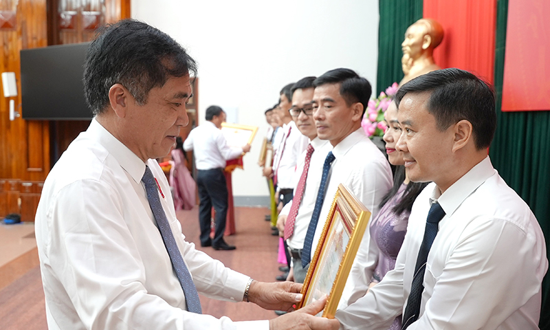 Đồng chí Phó Chủ tịch Thường trực UBND tỉnh Đoàn Ngọc Lâm trao Bằng khen của Thủ tướng Chính phủ cho các tập thể, cá nhân.