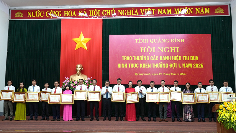 Các tập thể, cá nhân được Thủ tướng Chính phủ tặng Bằng khen.