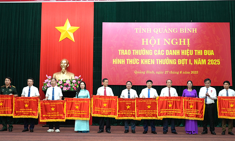 Các tập thể được UBND tỉnh Quảng Bình khen thưởng.