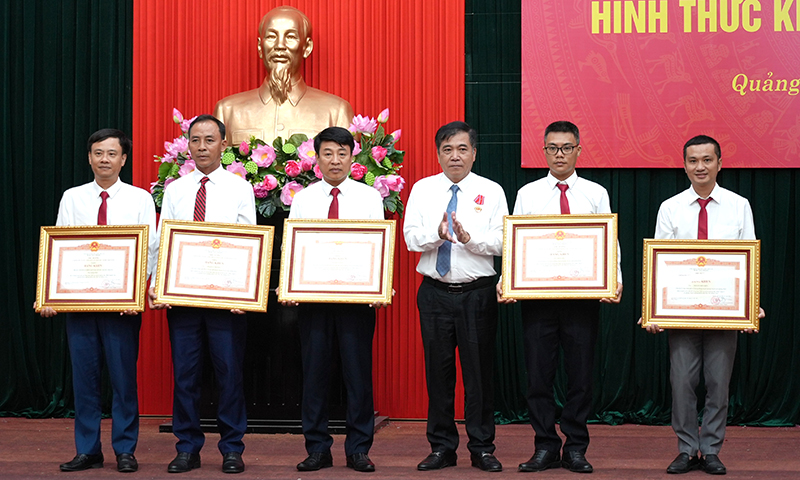 Lãnh đạo tỉnh trao Bằng khen của Thủ tướng Chính phủ cho các tập thể, cá nhân có thành tích xuất sắc trong thực hiện dự án Đường dây 500kV mạch 3.